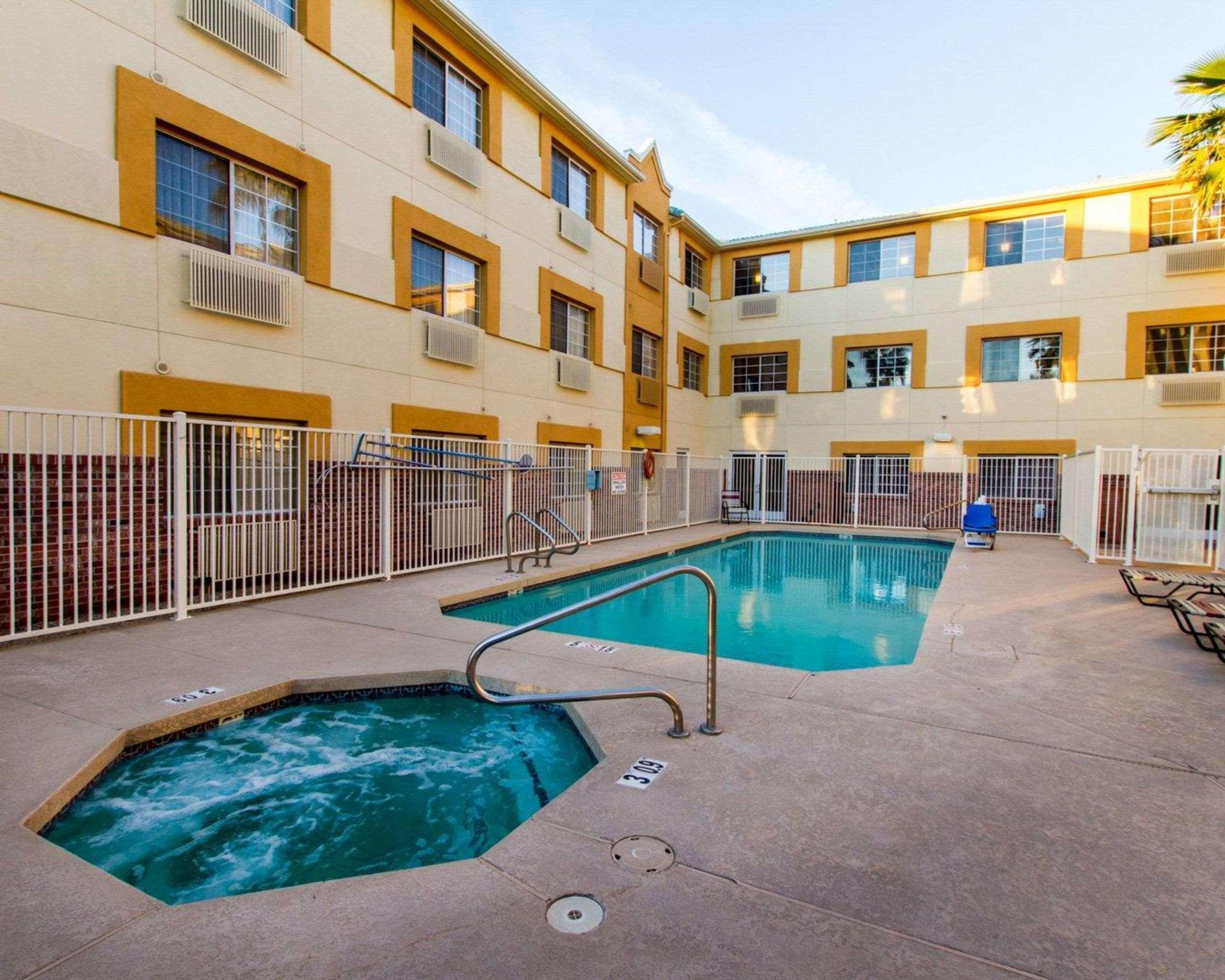 Comfort Suites Phoenix Airport Tempe Exterior photo